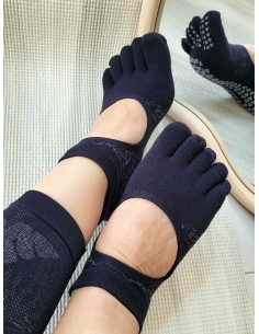 Calcetines de yoga antideslizantes: un complemento esencial para una práctica segura - MundoYoga Tienda Especializada en Yoga