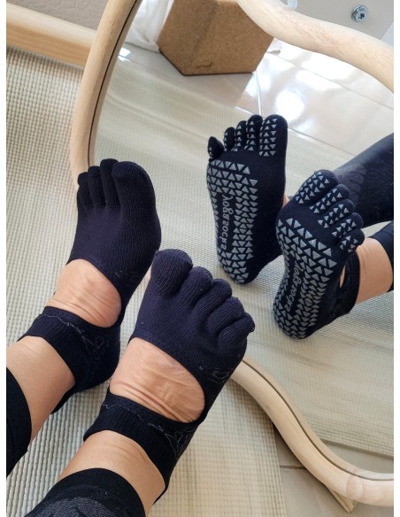 Calcetines de yoga antideslizantes: un complemento esencial para una práctica segura - MundoYoga Tienda Especializada en Yoga