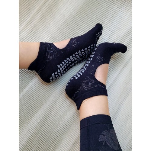 Non-slip yoga socks: an essential accessory for a safe practice - MundoYoga Yoga Shop Specializing in Yoga