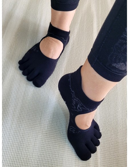 Calcetines de yoga antideslizantes: un complemento esencial para una práctica segura - MundoYoga Tienda Especializada en Yoga