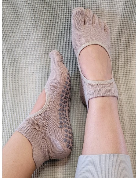 Meias antiderrapantes Lola com biqueira nude | Suavidad y agarre seguro – MundoYoga