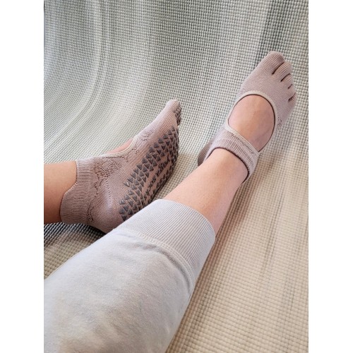 Non-slip yoga socks: an essential accessory for a safe practice - MundoYoga Yoga Shop Specializing in Yoga