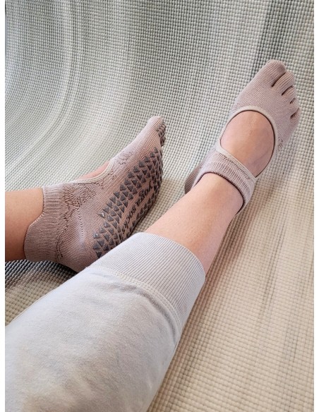 Meias antiderrapantes Lola com biqueira nude | Suavidad y agarre seguro – MundoYoga