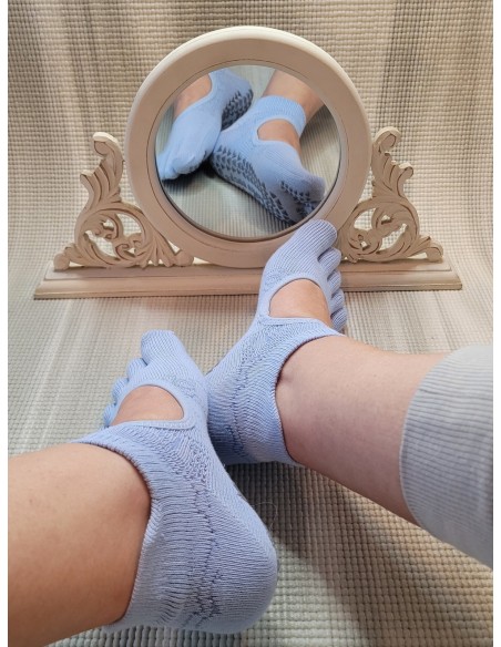 Calcetines de yoga antideslizantes: un complemento esencial para una práctica segura - MundoYoga Tienda Especializada en Yoga